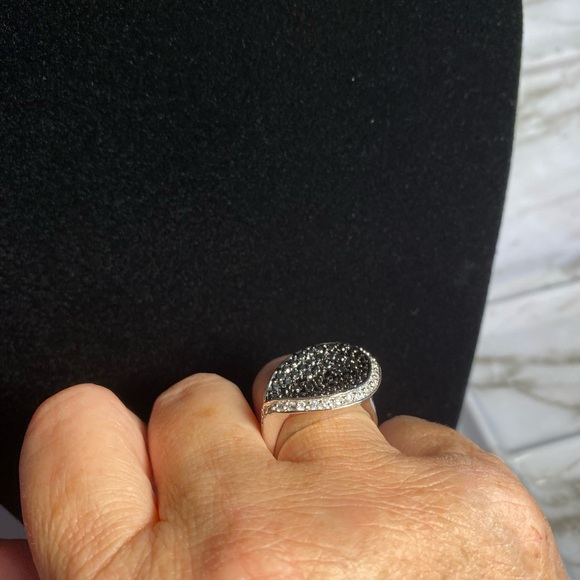 Lia Sophia Gold tone ring with black/white crystals size 8 or 9 - Picture 4 of 10